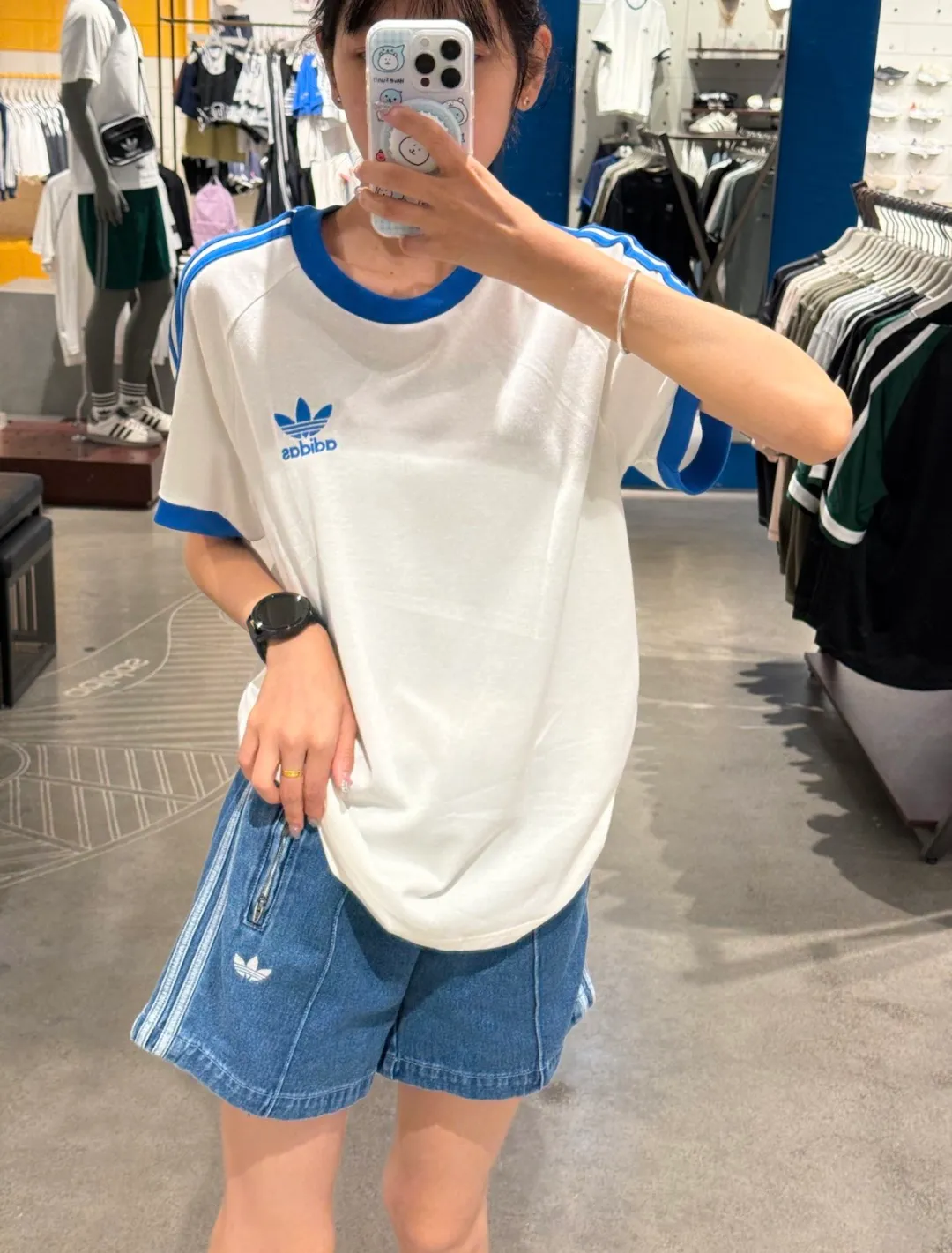No watermark upper body rendering 𝟬𝟱𝟰𝟳#Exclusive real shot/difference between various stolen pictures and online version on the market [𝗔𝗱𝗶𝗱𝗮𝘀Adidas Song Yuqi Same Style Clover American Trendy Denim Shorts] ✅Full set of 1:1 customized accessories ➕Customized three-label ➕𝗬𝘂𝗮𝗻 version hang tag ➕𝗹𝗼𝗴𝗼 packaging bag🔥 ➕Scan the tag to enter the official website. ✅Top Original version, ins Xiaohongshu Dewu Kuaishou and many bloggers wear it. ✅Washed denim + three-stripe design, the clover logo is super recognizable✨. Loose fit, comfortable to wear and Breathable, suitable for summer commuting, leisure, and sports! With Versatile attributes, it can be worn casually and easily switch between street or vacation styles. It is a must-have item in your summer wardrobe! Color: Blue Size: xs-x L